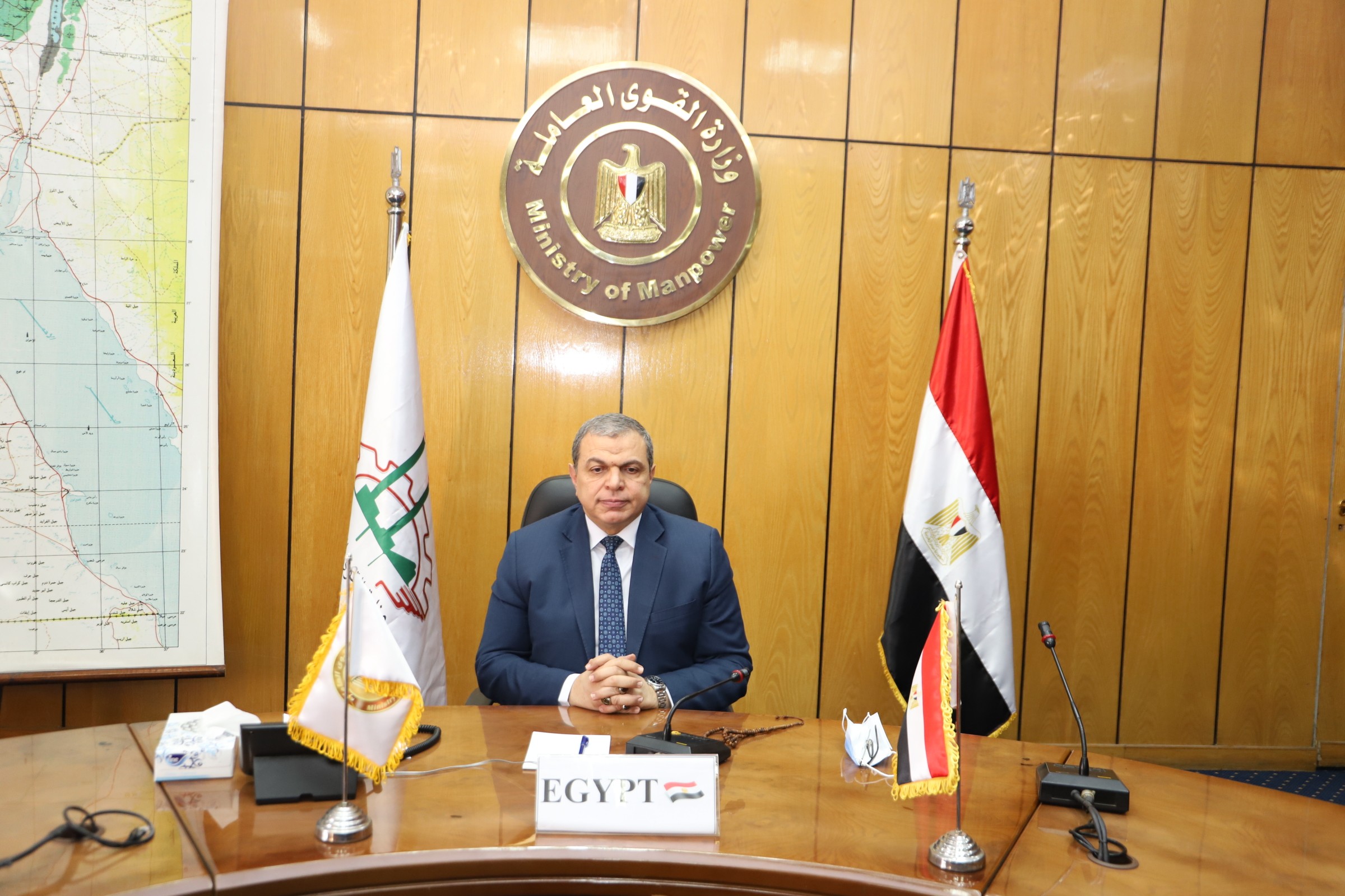 وزير القوى العامله 