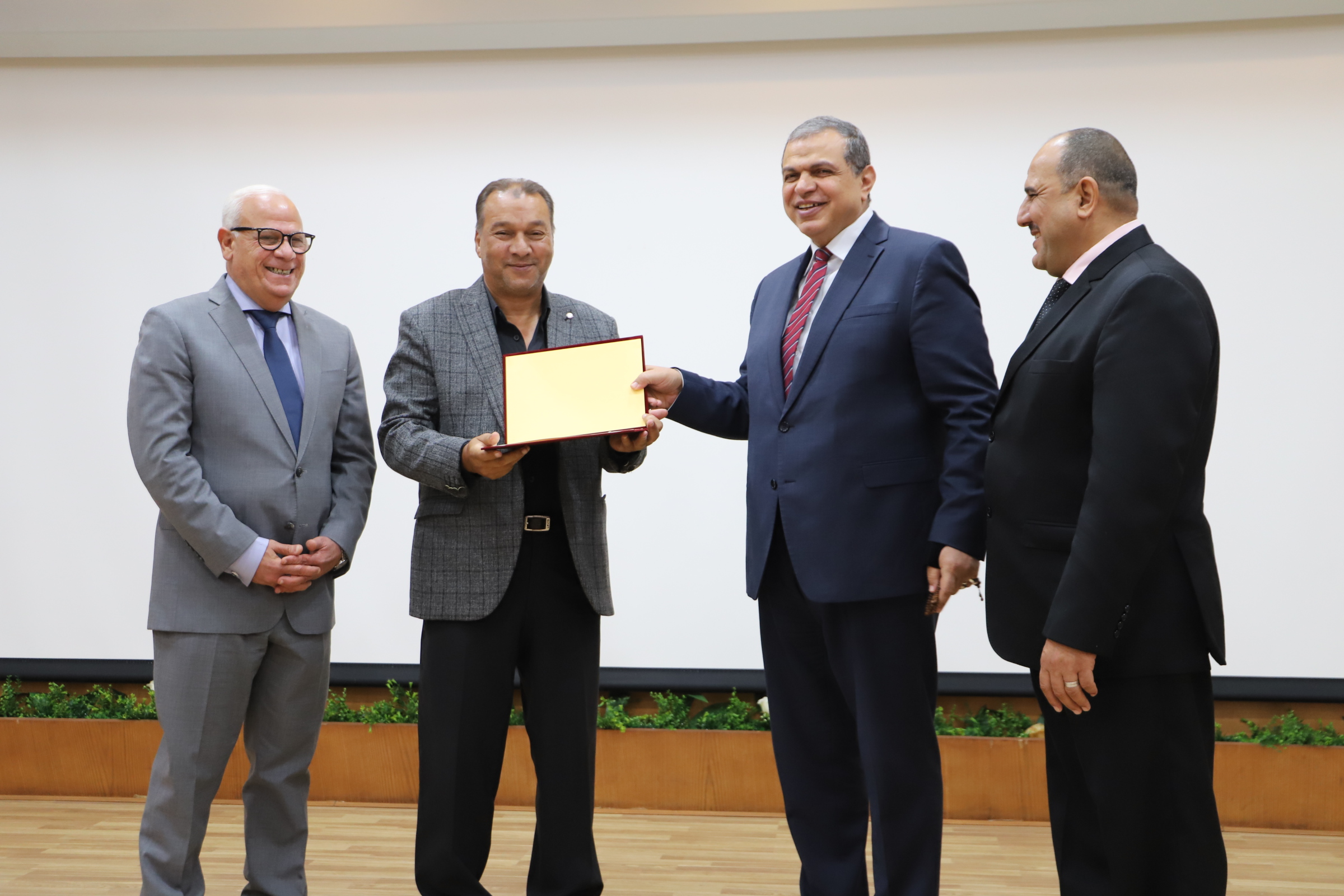 وزير القوى العامله 